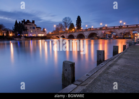 Sonnenuntergang über der Themse bei Maidenhead mit Blick auf die A4-Straßenbrücke und Blue River Cafe, Berkshire, UK Stockfoto