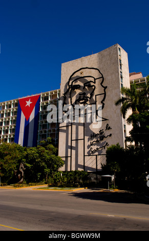 Platz der Revolution in Havanna Kuba mit große Leuchtreklame Kunstwerk Che an Wand und kubanische Flagge Stockfoto