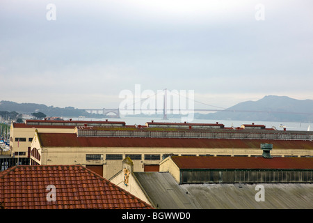 Die Golden Gate Bridge überspannt hinter den roten Dächern von Fort Mason entlang der Bucht von San Francisco, Golden Gate National Recreation Stockfoto