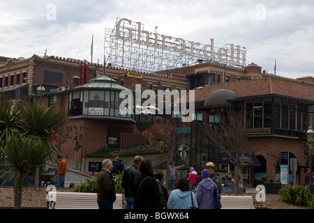 Ein Ranger des National Park Service im Gespräch mit einer Gruppe an der San Francisco Maritime National Historical Park mit der Ghirardelli Tatsache Stockfoto