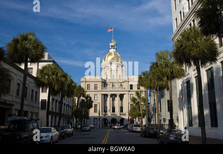 Rathaus mit goldenen Kuppel und die amerikanische Flagge an der Spitze gesäumt von Palmen, Savannah, Georgia, Vereinigte Staaten von Amerika. Stockfoto