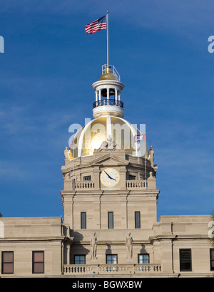 Rathaus mit goldenen Kuppel und die amerikanische Flagge auf der Spitze, Savannah, Georgia, Vereinigte Staaten von Amerika. Stockfoto