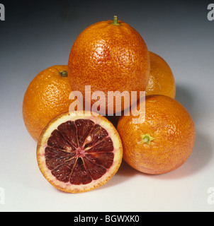 Ganze und geschnittenen Blut orange Obstsorte Moro Stockfoto