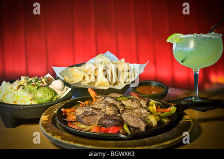 Mexikanisches Steak, margarita, Mais Chips Guacamole fajitas Stockfoto