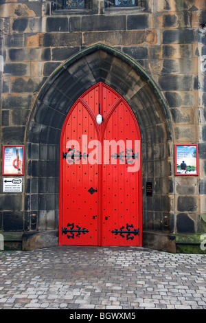 Rote Tür. St. Columba freie Kirche von Schottland Stockfoto