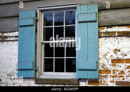 Fenster von den Piraten Haus mit Fensterläden blau lackierten Haint zur Abwehr von Geistern, Savannah, Georgia, Vereinigte Staaten von Amerika. Stockfoto