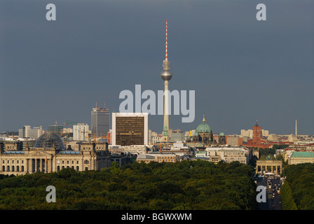 Berlin. Deutschland. Blick über den Tiergarten in Richtung Brandenburger Tor & Mitte. Stockfoto