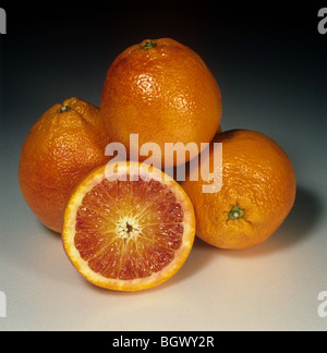 Ganze und geschnittenen Blut orange Obstsorte Tarocco Stockfoto