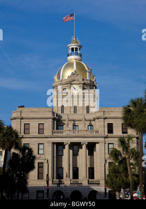 Rathaus mit goldenen Kuppel und die amerikanische Flagge an der Spitze gesäumt von Palmen, Savannah, Georgia, Vereinigte Staaten von Amerika. Stockfoto