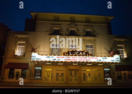 Exterieur der Lucas-Theater mit Festzelt Schild bei Nacht, Savannah, Georgia, Vereinigte Staaten von Amerika. Stockfoto