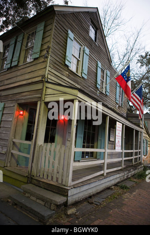 Exterieur des Piraten Haus mit Fensterläden blau lackierten Haint zur Abwehr von Geistern, Savannah, Georgia, Vereinigte Staaten von Amerika. Stockfoto