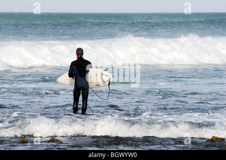 Surfer Surfen Surf surft Welle Wellen Reiten Reiten Meer Board Surfbrett Wellenreiten Alantic Rollen große Walze von fuerteventura Stockfoto