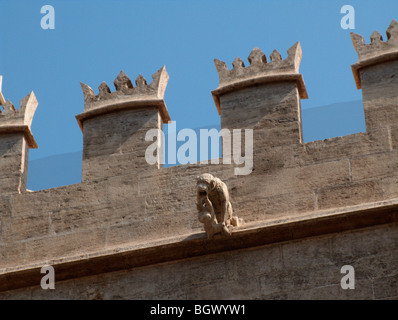 Merlon und Wasserspeier. La Lonja De La Seda (Seide Börsengebäude). Spätgotischen Stil. Valencia. Spanien Stockfoto