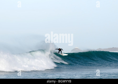 Surfer Surfen Surf surft Welle Wellen Reiten Reiten Meer Board Surfbrett Wellenreiten Alantic Rollen große Walze von fuerteventura Stockfoto