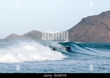 Surfer Surfen Surf surft Welle Wellen Reiten Reiten Meer Board Surfbrett Wellenreiten Alantic Rollen große Walze von fuerteventura Stockfoto