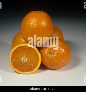 Ganze und geschnittenen orange Obstsorte Maltaise