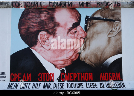 Berlin. Deutschland. Die East Side Gallery. Karikatur von Leonid Brezhnev & Erich Honecker küssen Künstlers Dmitri Vrubel. Stockfoto