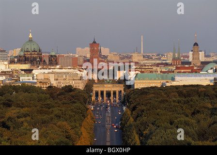 Berlin. Deutschland. Blick über den Tiergarten und der Straße des 17 Juni in Richtung Brandenburger Tor & Mitte. Stockfoto