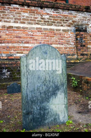 Unmarkierte Grabstein vor Backsteinmauer wiedergewonnenen Park, im Auftrag von George Washington, Savannah, Georgia Stockfoto