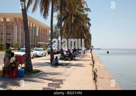 Gehweg entlang der Bucht in Maputo Stockfoto