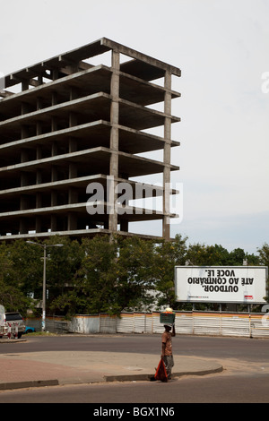 Zentrale Straße und einem unfertigen Gebäude in Maputo, Mosambik Stockfoto