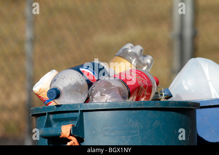 Ein Papierkorb kann Fass überfüllt mit Kunststoff Soda-Flaschen. Stockfoto