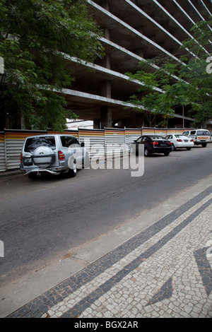 Straße und einem unfertigen Gebäude in Maputo, Mosambik Stockfoto