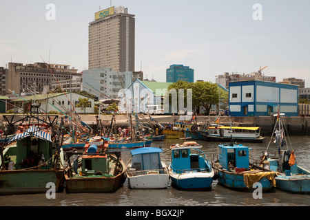 Kleine Fischerboote im Hafen von Maputo Stockfoto