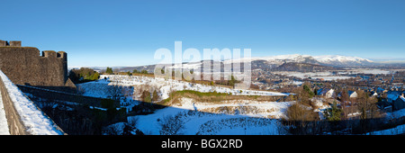 Panorama des Schnees bedeckt Stirling Stirling Castle an einem klaren Wintertag entnommen. Stockfoto