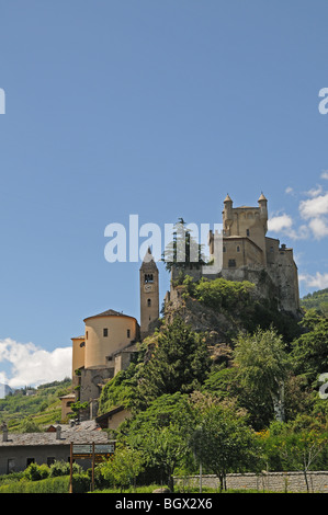 Sankt St Pierre Burg Castello Pfarrkirche und quadratische Glockenturm 4 km westlich von Aosta Italien mit Alpen im Hintergrund Stockfoto