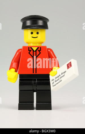 LEGO Postbote liefert Brief Stockfoto