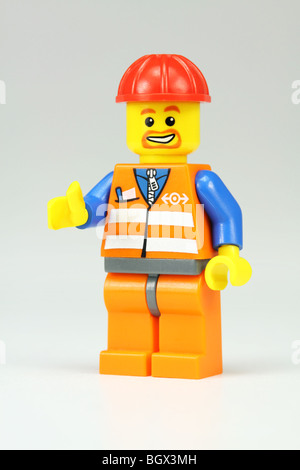 LEGO Arbeiter in Sicherheitskleidung Sichtbarkeit Daumen-hoch-Zeichen Stockfoto