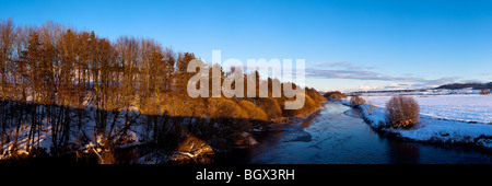 Panorama einer Winterlandschaft. Fluss fließt durch Schnee bedeckt Felder. Perthshire Schottland Vereinigtes Königreich Stockfoto