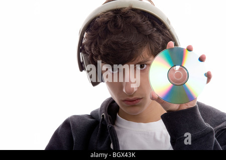 Porträt des jungen Mannes anhören von Musik CD isoliert auf weißem Hintergrund anzeigen Stockfoto