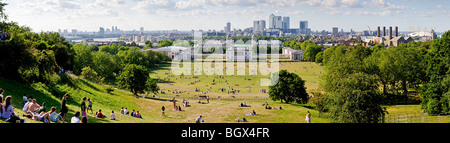 Hochauflösende Panorama der Greenwich Park, Greenwich, London Stadt in der Ferne Stockfoto