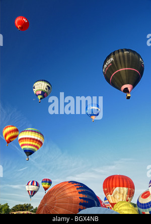 Ballons, die Teilnahme an einer Masse Aufstieg an der Bristol international Balloon Fiesta statt in Bristol an einem sehr hellen sonnigen Morgen Stockfoto