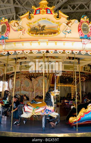 Historisches Karussell von Philadelphia Toboggan Company, USA, gebaut im Luna Park Freizeitpark, St Kilda, Melbourne, Australien Stockfoto