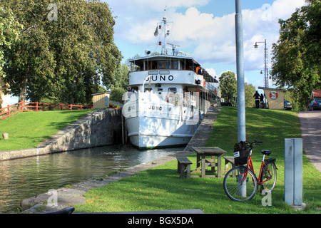 Die alte Fahrgastschiff M/S Juno, IMO 8634132, vorbei an Göta-Kanal, Schweden. Stockfoto