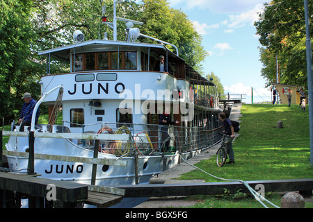 Die alte Fahrgastschiff M/S Juno, IMO 8634132, vorbei an Göta-Kanal, Schweden. Stockfoto