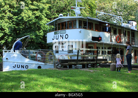 Die alte Fahrgastschiff M/S Juno, IMO 8634132, vorbei an Göta-Kanal, Schweden. Stockfoto