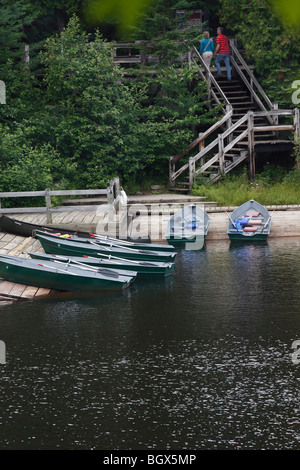 Isle Royale National Park Michigan MI die Metallboote verankerten Bilder Bilder Bilder Fotos vertikales Format in den USA Hi-res Stockfoto