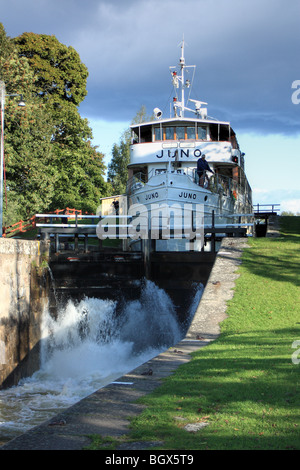 Die alten Fahrgastschiff M/S Juno IMO 8634132, vorbei an Schloss der Göta Kanal, Schweden. Stockfoto