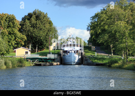 Die alte Fahrgastschiff M/S Juno, IMO 8634132, vorbei an Göta-Kanal, Schweden. Stockfoto