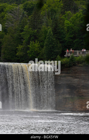 Blick auf einen wunderschönen und einzigartigen Wasserfall Tahquamenon Lower Falls Michigan State Park in den USA US-Klimawandel vertikale Hochauflösung in den USA Stockfoto