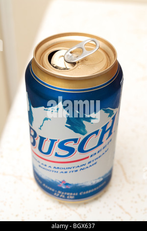 Eine Dose geöffnet Bier sitzen auf einem Zähler nach oben Stockfoto