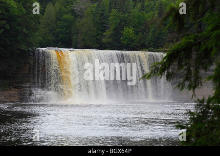 Blick auf einen wunderschönen und einzigartigen Wasserfall Lower Tahquamenon Falls Michigan MI State Park in den USA US-Wasserlandschaft Symbol des Klimawandels Niemand Hi-res Stockfoto