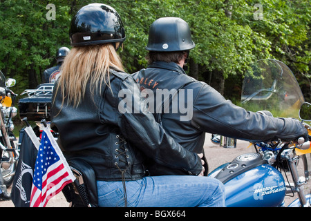 Amerikanische Motorradfahrer sitzen auf dem Motorrad Harley Davidson eine Frau und ein Mann Rückansicht von hinten in den USA US Lifestyle Szenen des Lebens Concept Events Hi-res Stockfoto