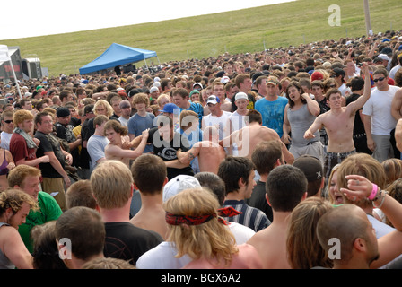 Eine große Menschenmenge bei einem Rockkonzert statt an einem freien Ort, mit Kreis-Grube oder Moshpit in Mitte der Masse. Stockfoto