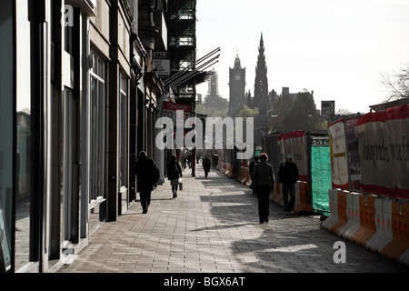 Dunstigen Morgen Blick auf Edinburgh Princes Street mit Scott Monument, Balmoral Hotel und Nelsons Denkmal sichtbar. Stockfoto