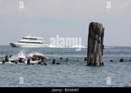 Fährfahrt auf dem Huron Lake in Michigan MI USA USA Vereinigte Staaten große Seen mit Touristen blauer Himmel Wasser Holz Säulen horizontal hochauflösende Säulen Stockfoto